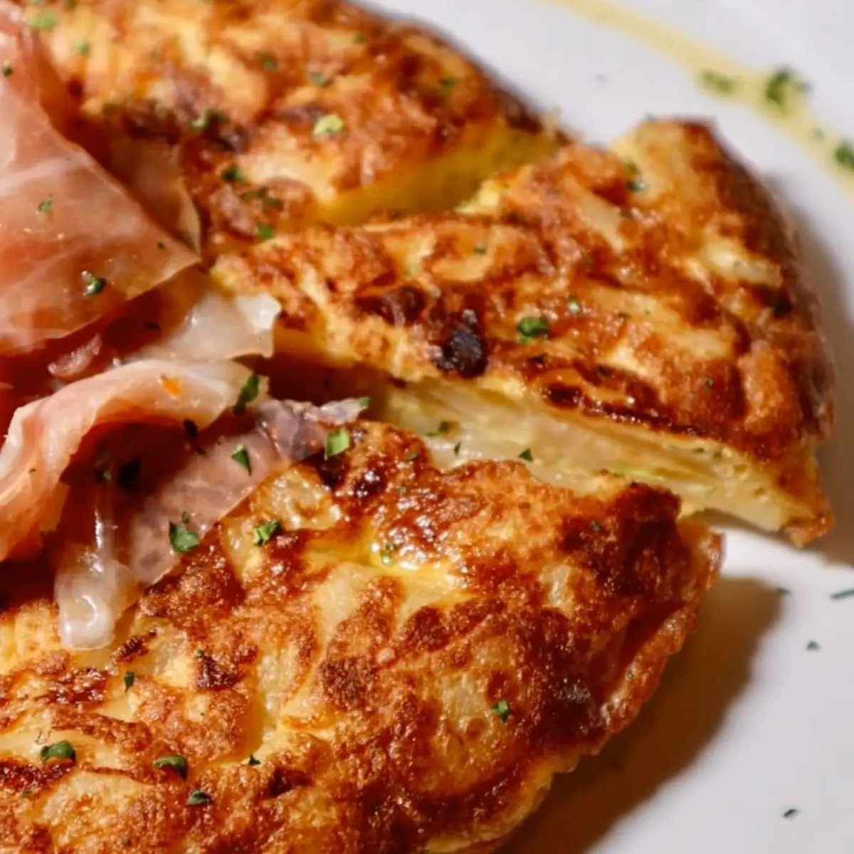 Tortilla española con jamón serrano